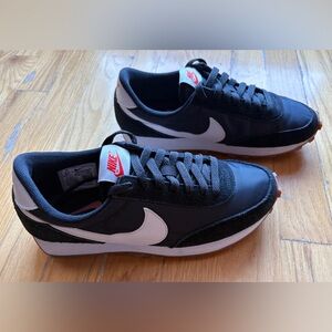 Nike Women’s Black Lifestyle Sneakers Sz 6.5